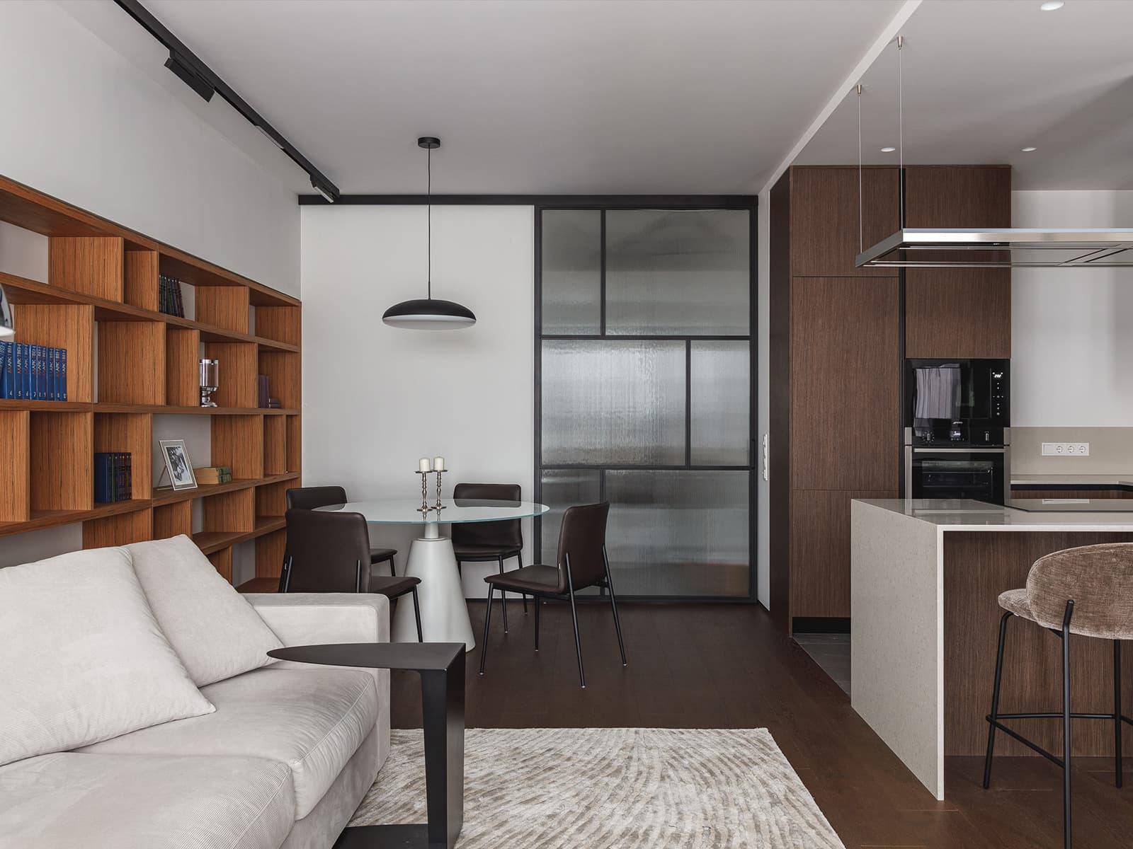 Домашняя библиотека со шкафами из шпона в интерьере казанской квартиры — проект Насибы Бойматовой