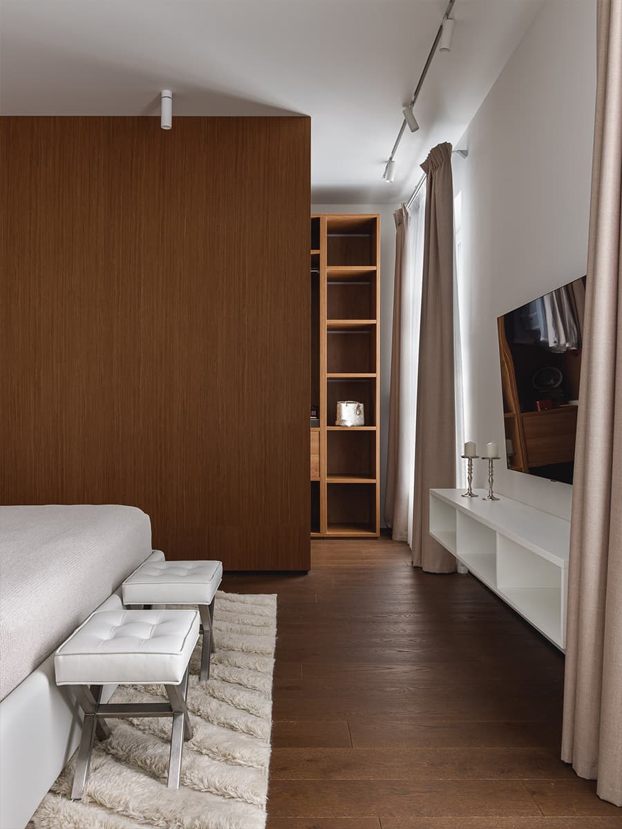 Домашняя библиотека со шкафами из шпона в интерьере казанской квартиры — проект Насибы Бойматовой