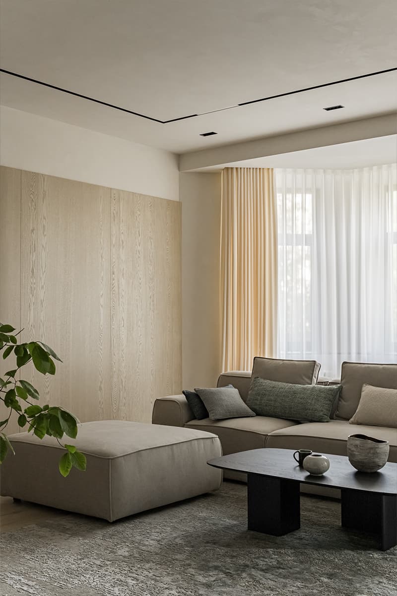 Элегантный куб гардеробной в центре интерьера с мягкими линиями — проект студии дизайна интерьеров Анастасии Безматерных