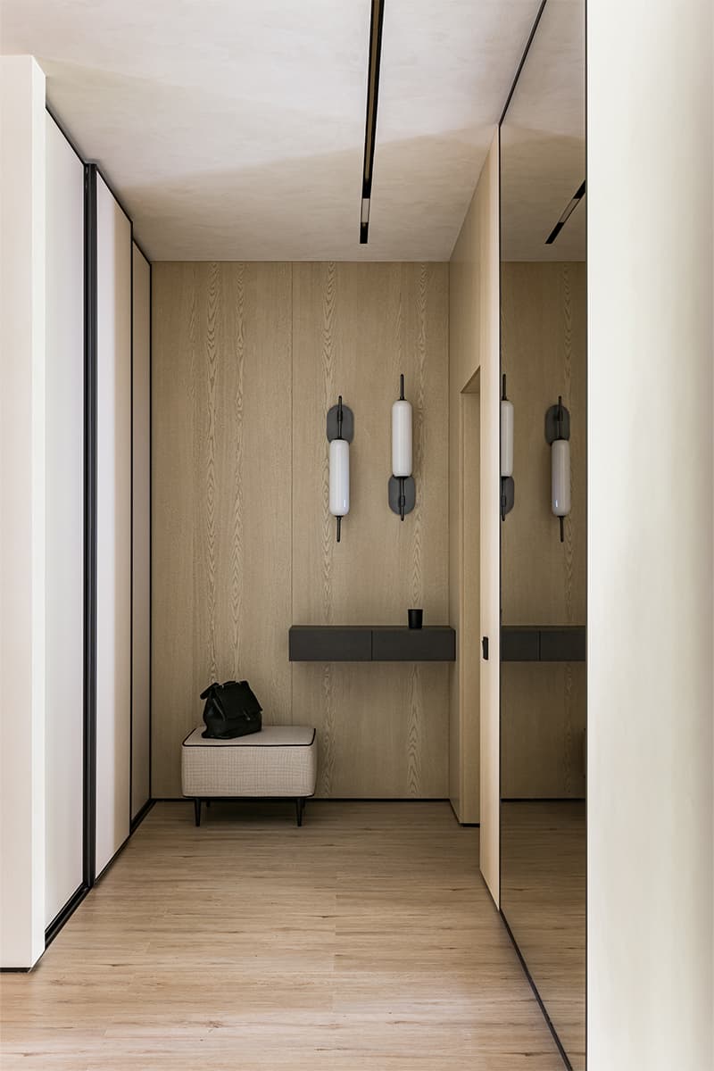 Элегантный куб гардеробной в центре интерьера с мягкими линиями — проект студии дизайна интерьеров Анастасии Безматерных