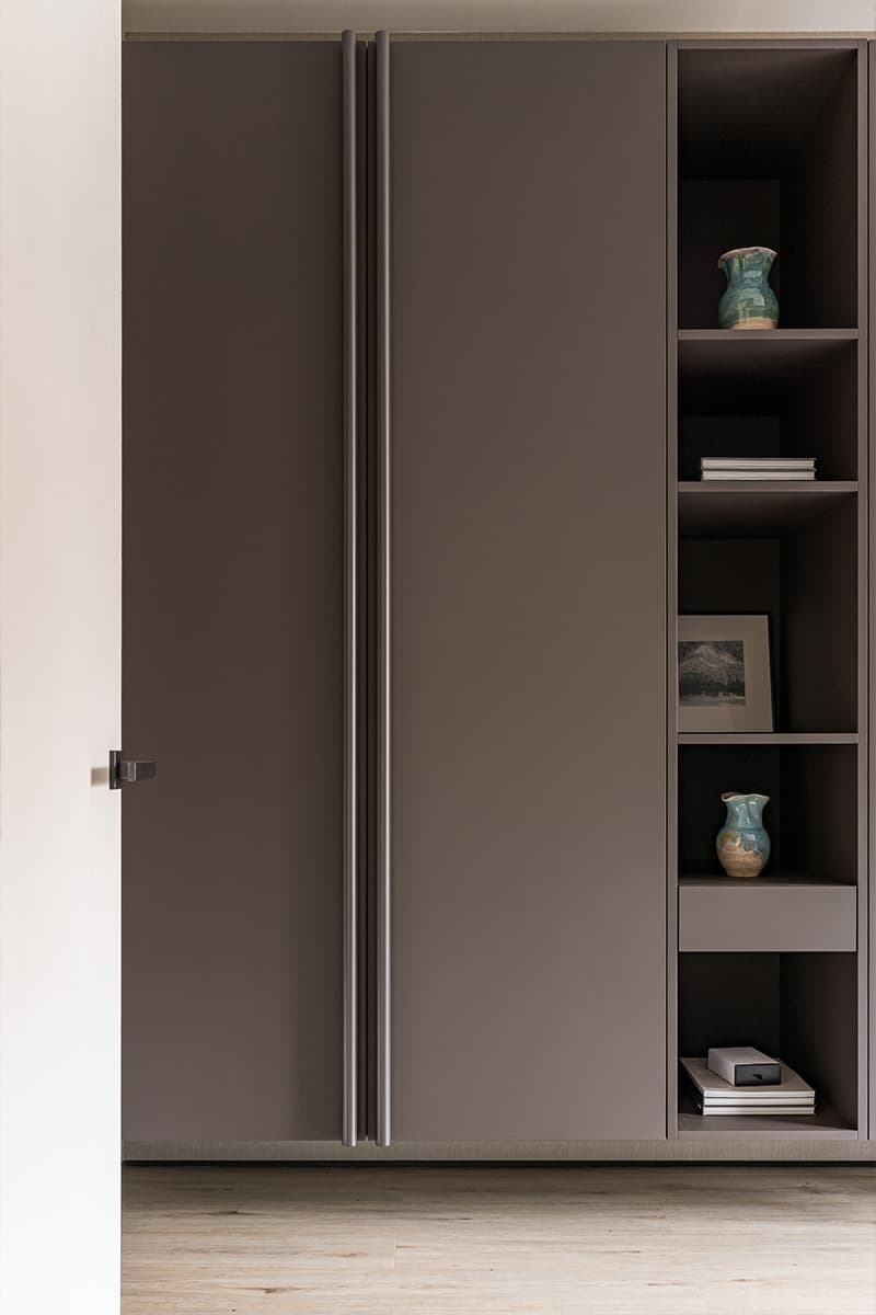 Элегантный куб гардеробной в центре интерьера с мягкими линиями — проект студии дизайна интерьеров Анастасии Безматерных