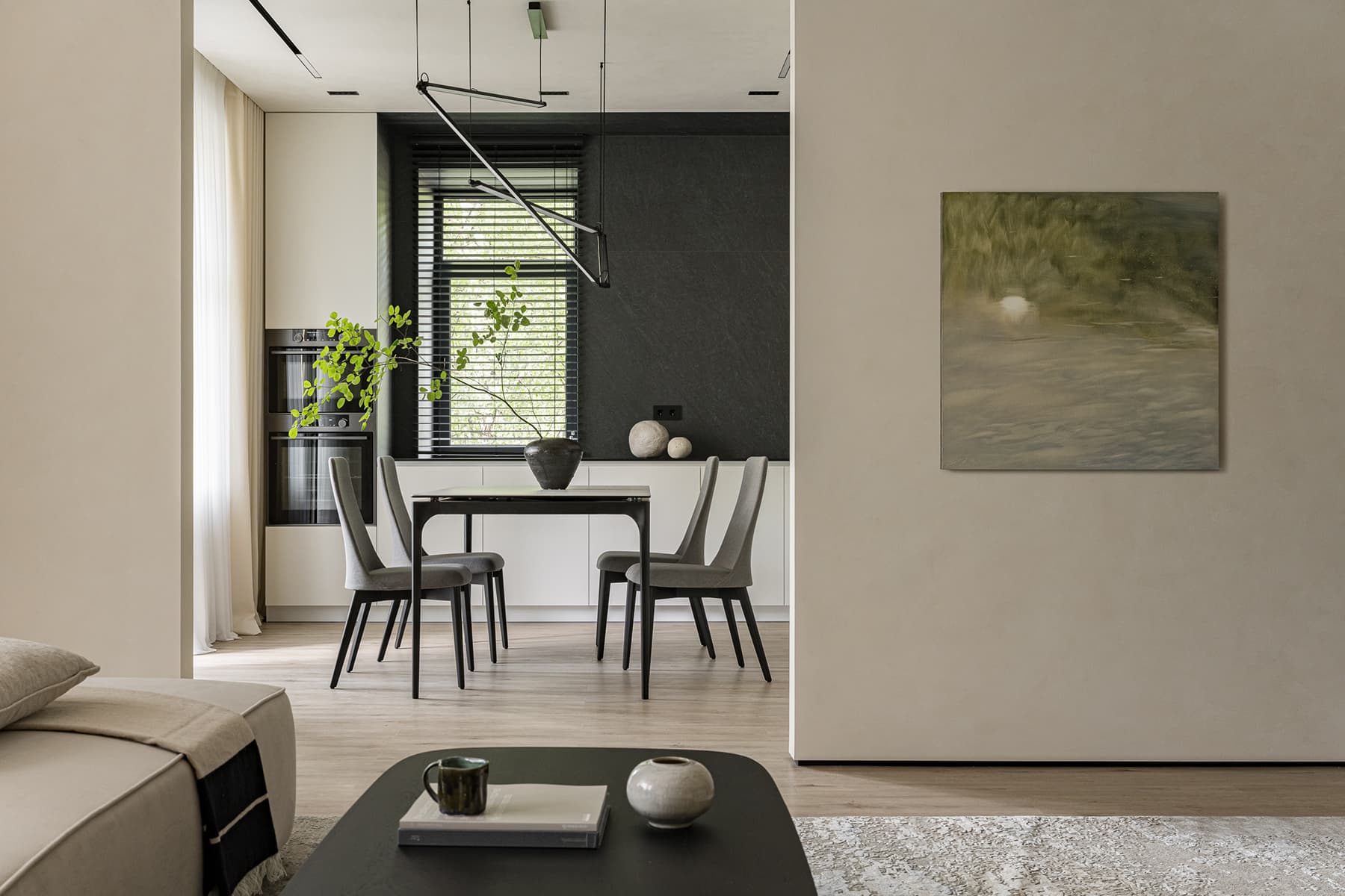 Элегантный куб гардеробной в центре интерьера с мягкими линиями — проект студии дизайна интерьеров Анастасии Безматерных