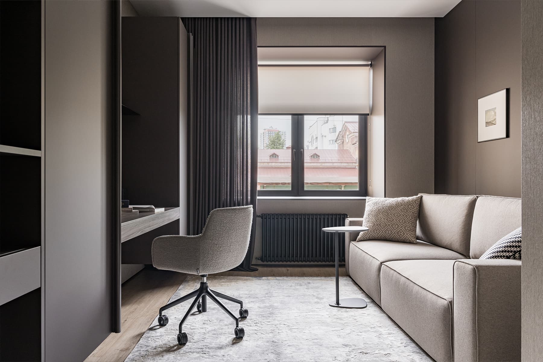 Элегантный куб гардеробной в центре интерьера с мягкими линиями — проект студии дизайна интерьеров Анастасии Безматерных