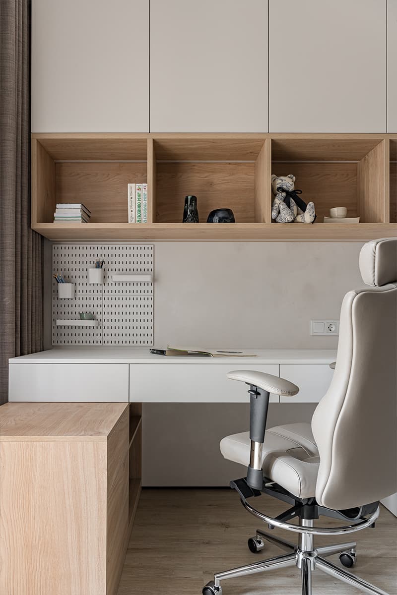 Элегантный куб гардеробной в центре интерьера с мягкими линиями — проект студии дизайна интерьеров Анастасии Безматерных