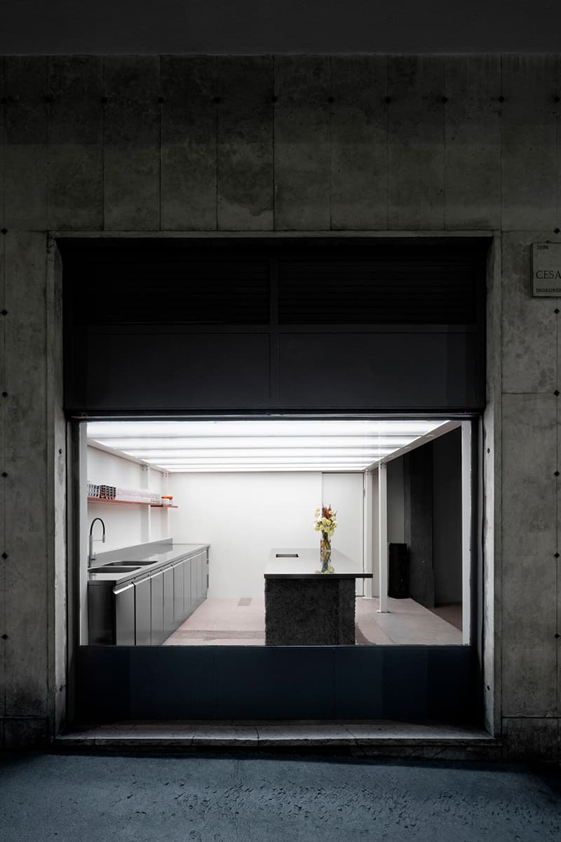 Кухня с диммируемым светом в интерьере камерного бара в Италии — проект Etiam Studio