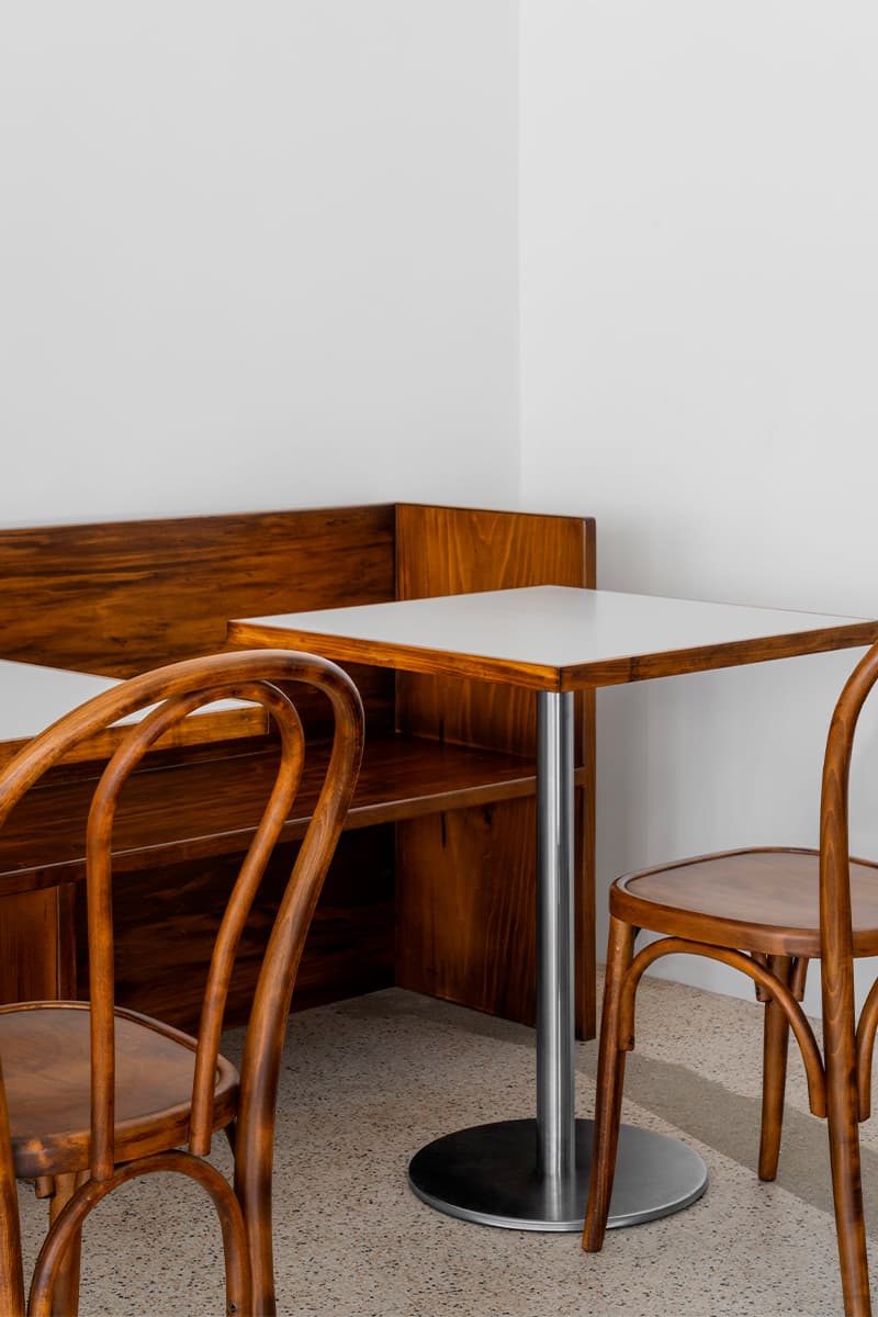 Кухня с диммируемым светом в интерьере камерного бара в Италии — проект Etiam Studio