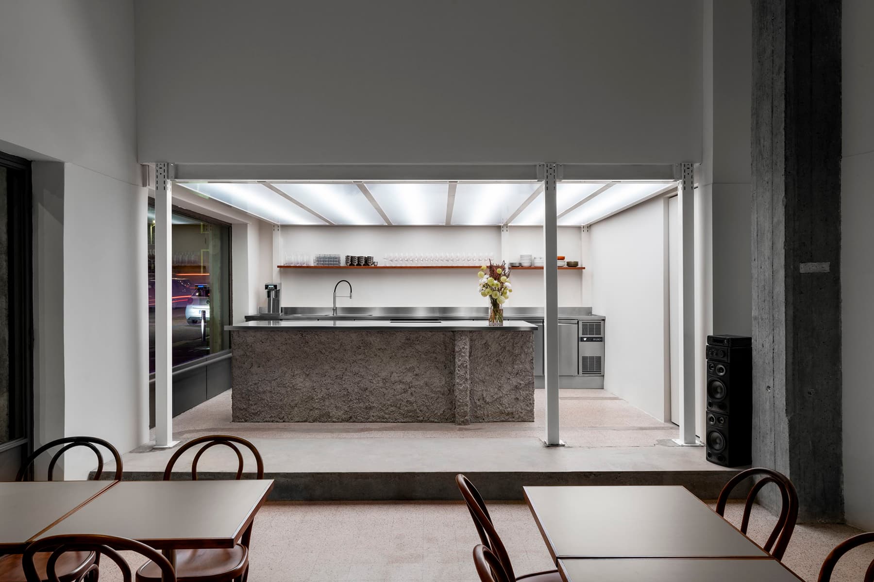 Кухня с диммируемым светом в интерьере камерного бара в Италии — проект Etiam Studio