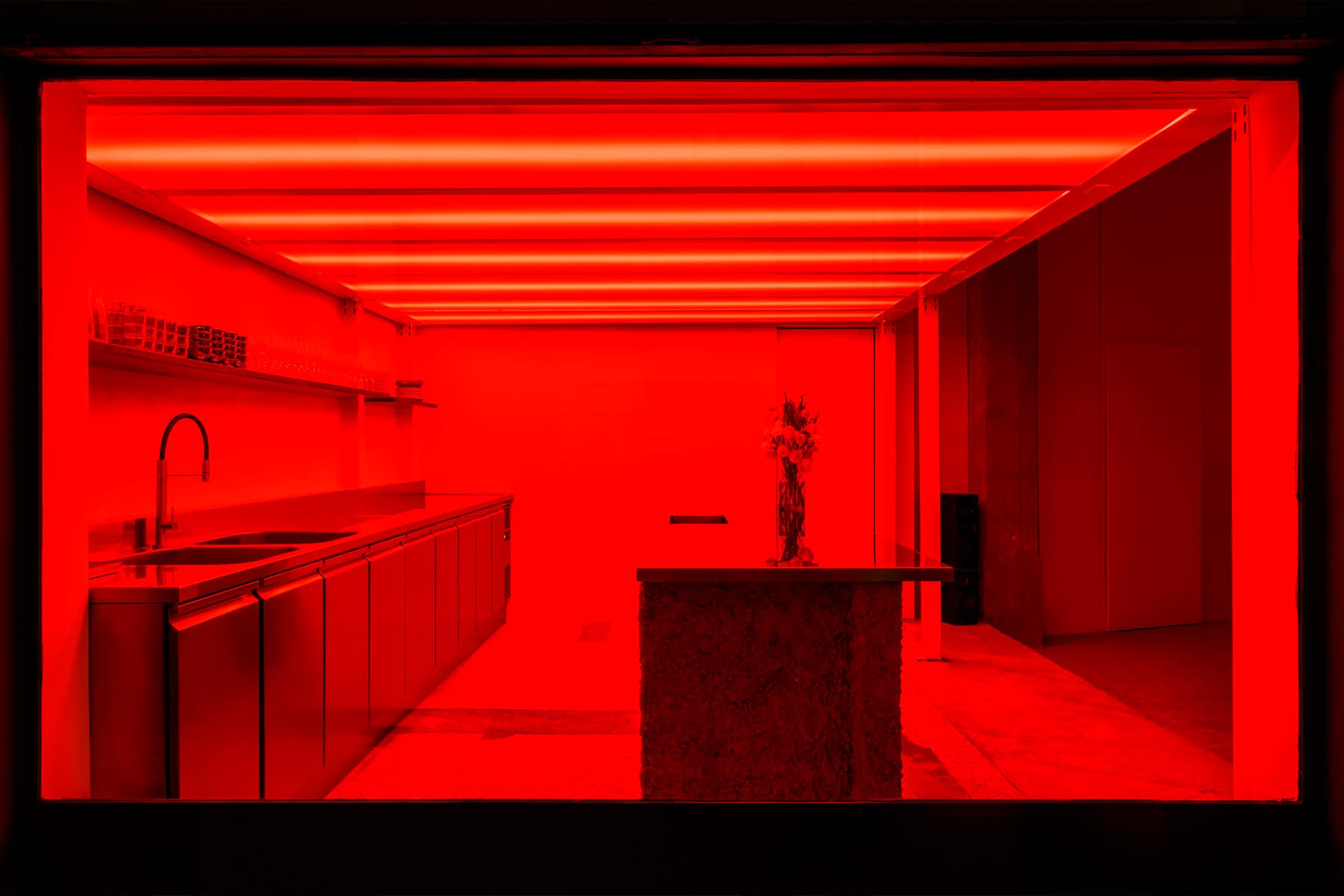 Кухня с диммируемым светом в интерьере камерного бара в Италии — проект Etiam Studio