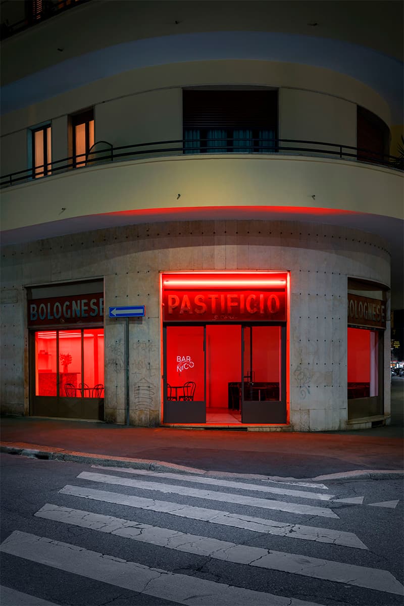 Кухня с диммируемым светом в интерьере камерного бара в Италии — проект Etiam Studio