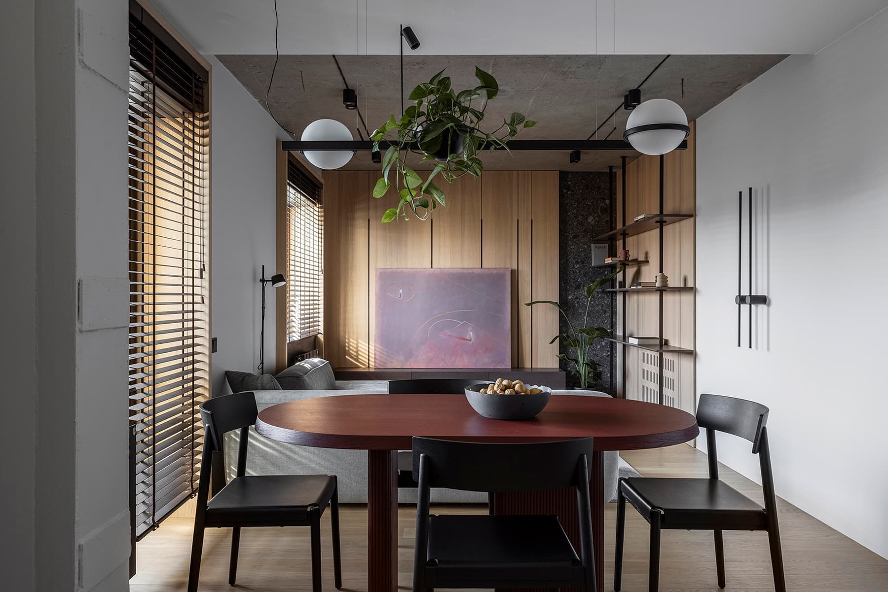 Графичный мужской интерьер квартиры с низкими потолками — проект Игоря и Алёны Скаржевских