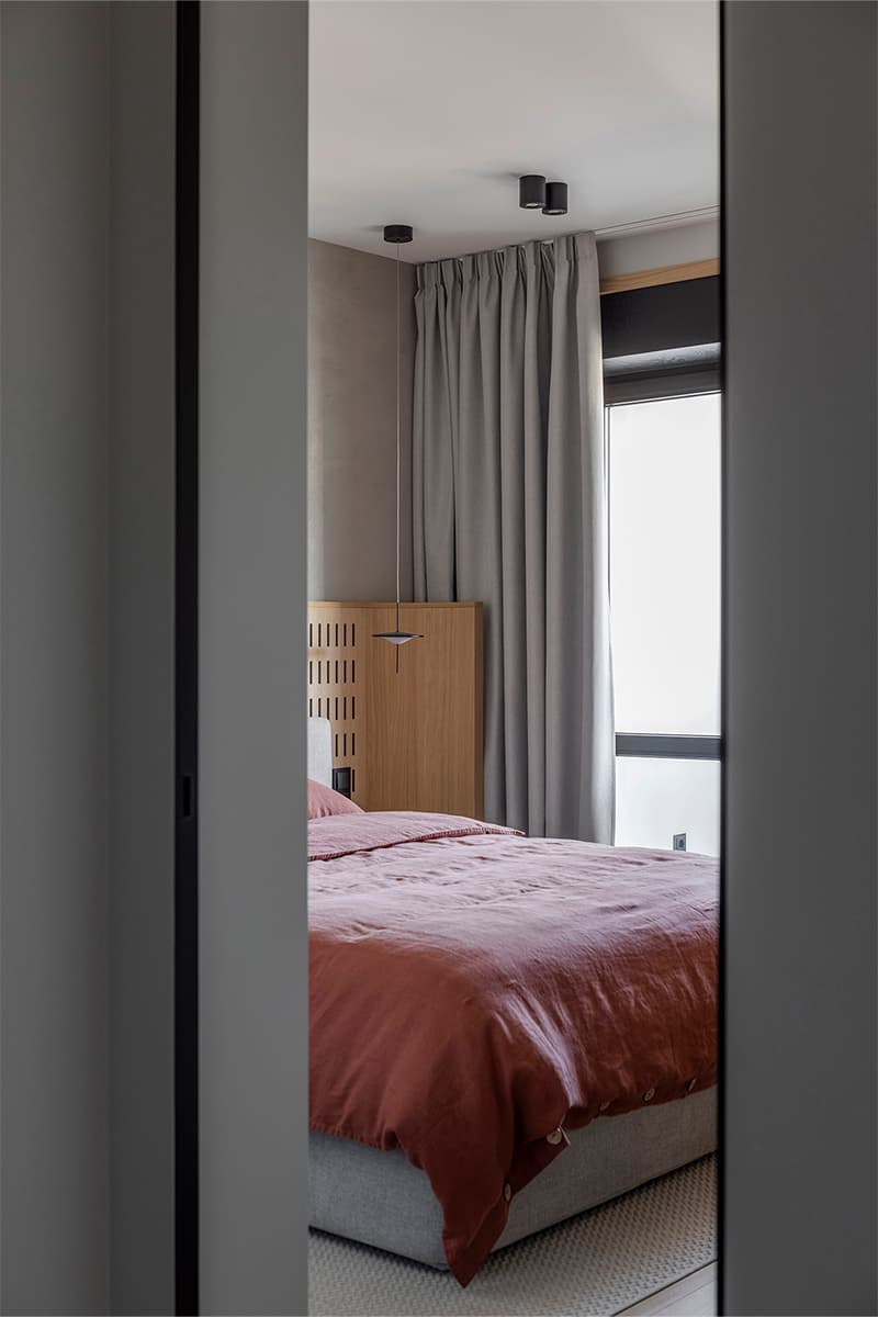 Графичный мужской интерьер квартиры с низкими потолками — проект Игоря и Алёны Скаржевских