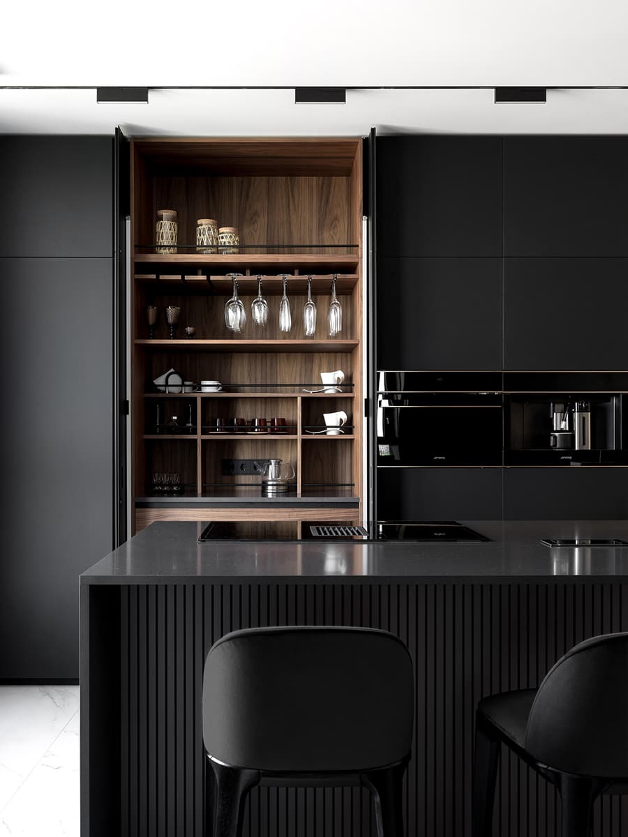 Деревянные рейки в интерьере квартиры с необычной гостиной — проект студии Azbuka Dom