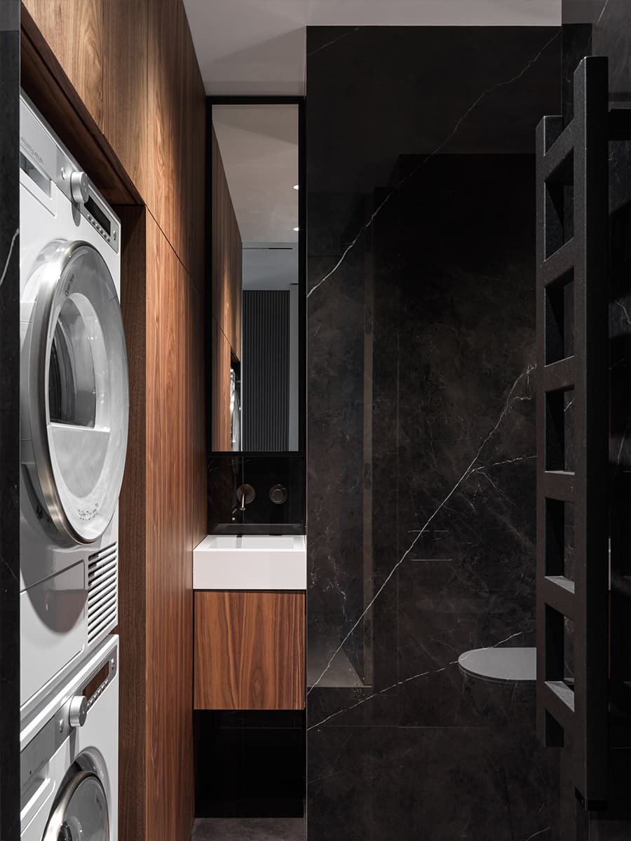 Деревянные рейки в интерьере квартиры с необычной гостиной — проект студии Azbuka Dom