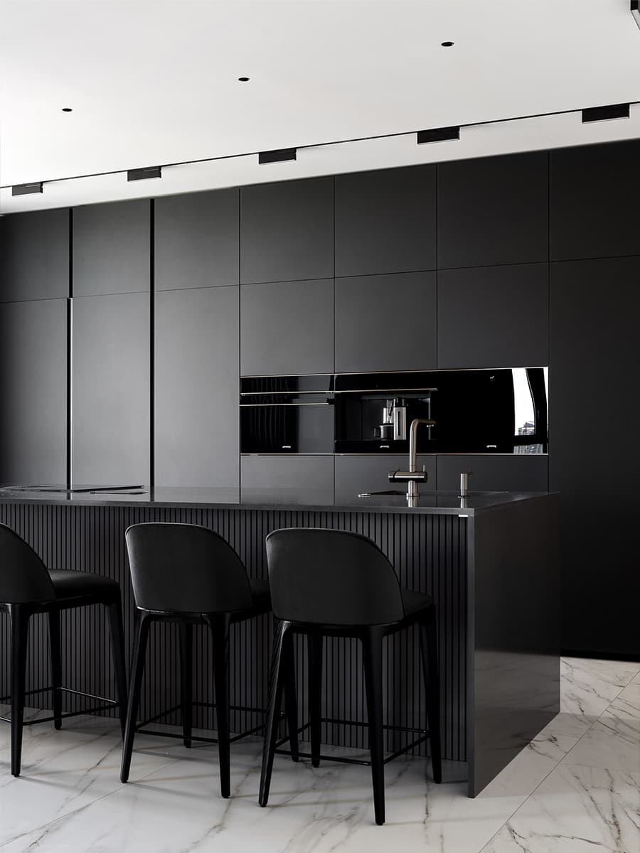 Деревянные рейки в интерьере квартиры с необычной гостиной — проект студии Azbuka Dom