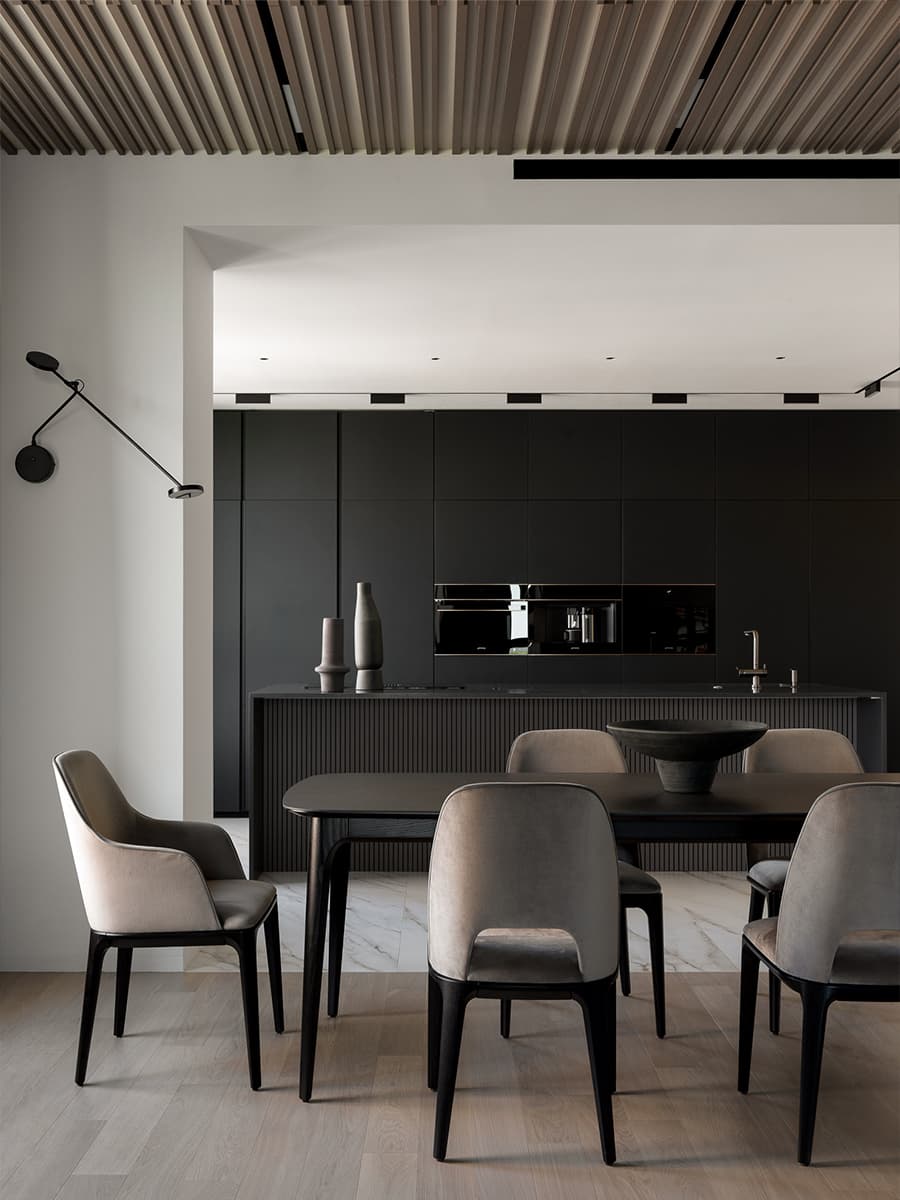 Деревянные рейки в интерьере квартиры с необычной гостиной — проект студии Azbuka Dom