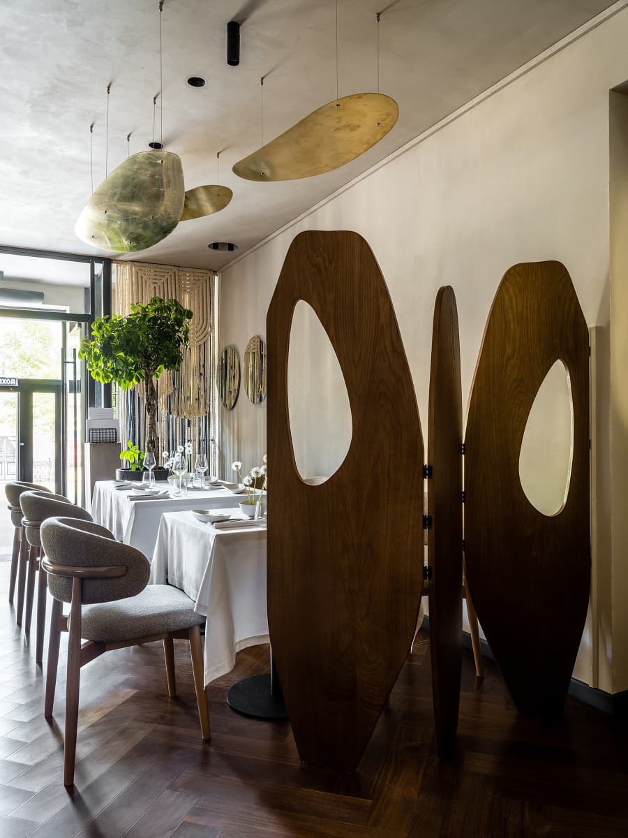 Сдержанный интерьер ресторана с морской тематикой в Ижевске — проект студии интерьера EgoDesign