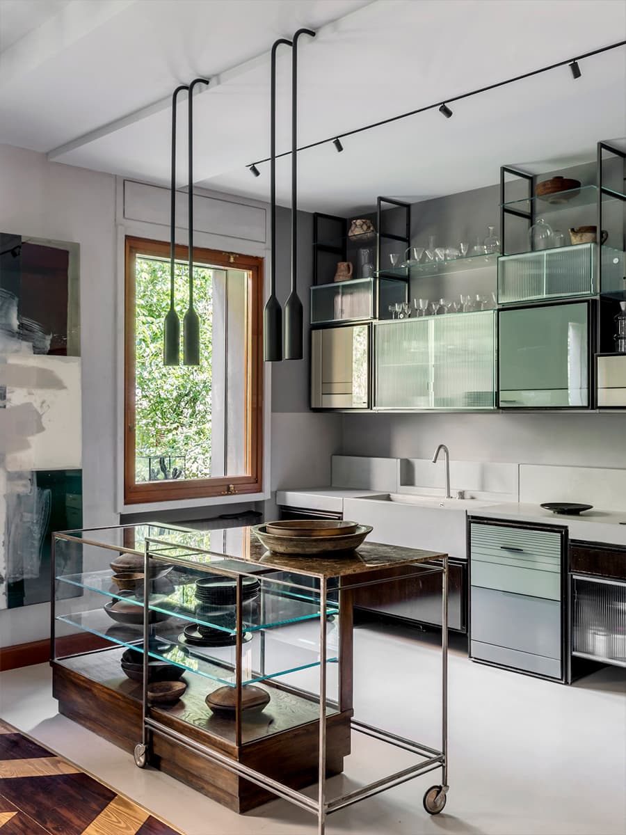Эпоксидная смола, литое стекло и металл в интерьере дома-мастерской — проект дизайн-студии Draga & Aurel