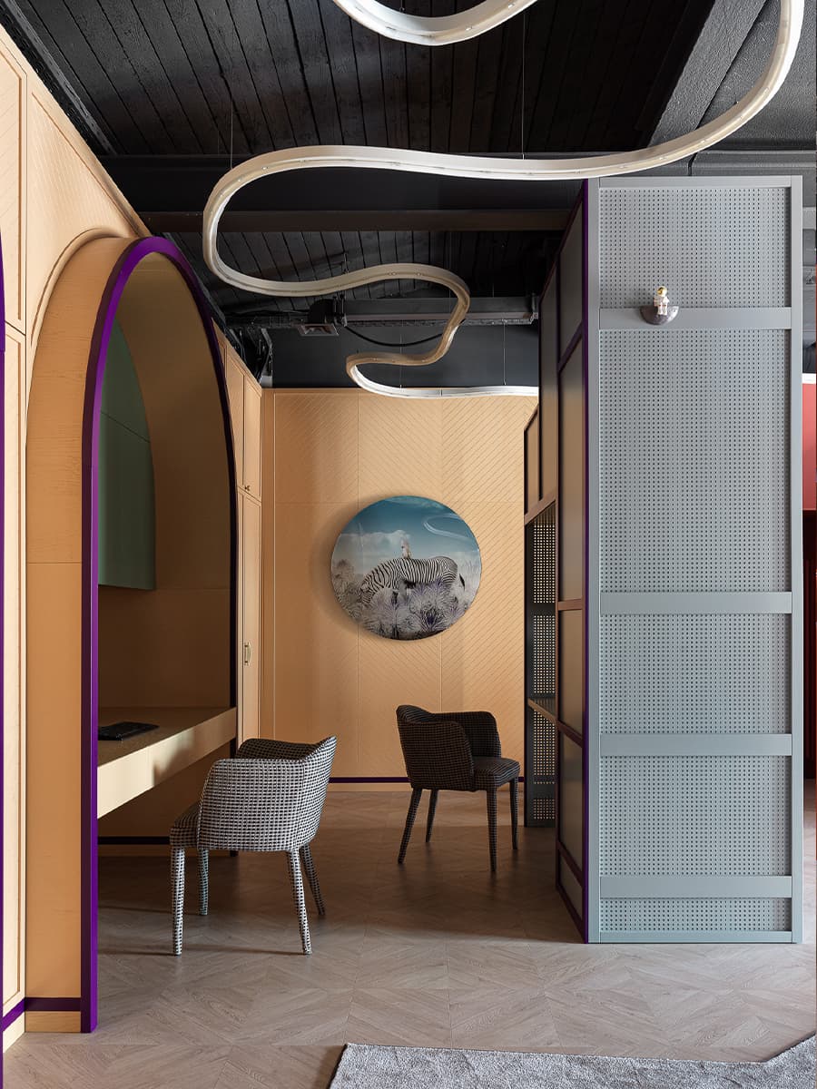 Эклектичный интерьер шоурума мебельной компании — проект студии Quatrobase