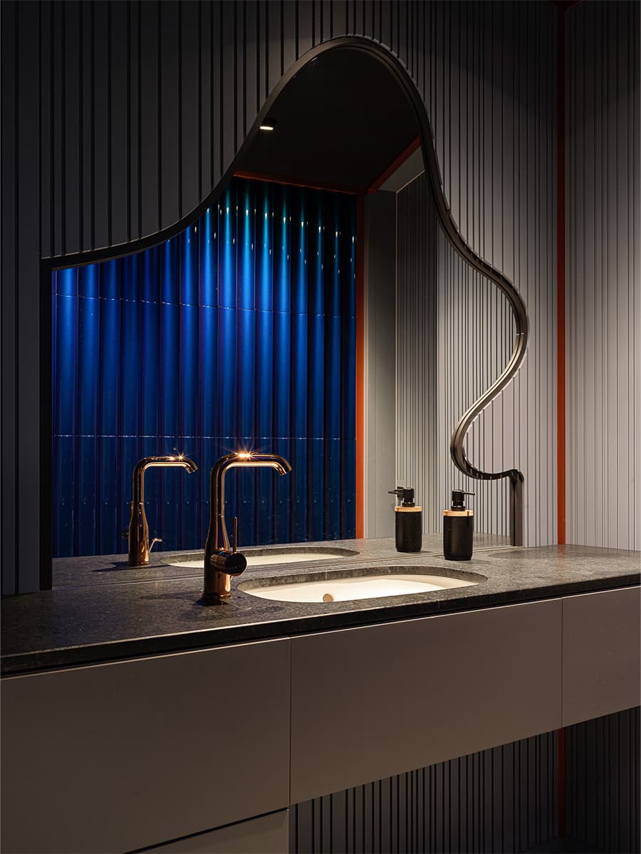 Эклектичный интерьер шоурума мебельной компании — проект студии Quatrobase