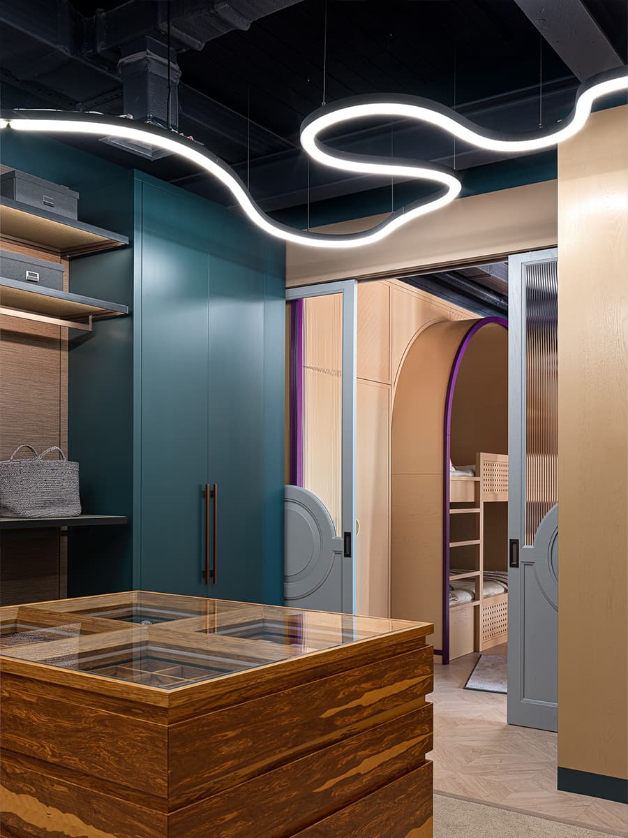 Эклектичный интерьер шоурума мебельной компании — проект студии Quatrobase