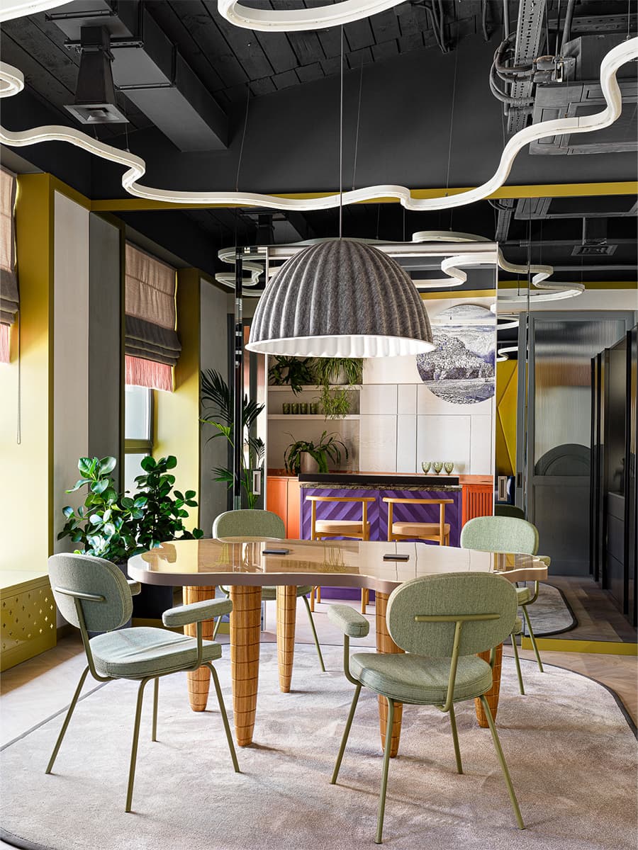 Эклектичный интерьер шоурума мебельной компании — проект студии Quatrobase