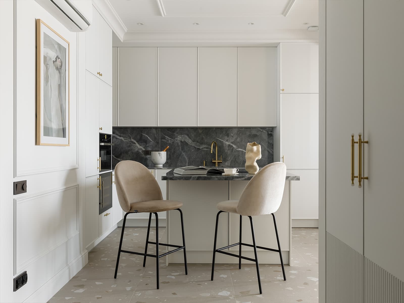 Чувство дома: легкий интерьер семейной петербургской квартиры для временного проживания — проект Юлии Бабинцевой