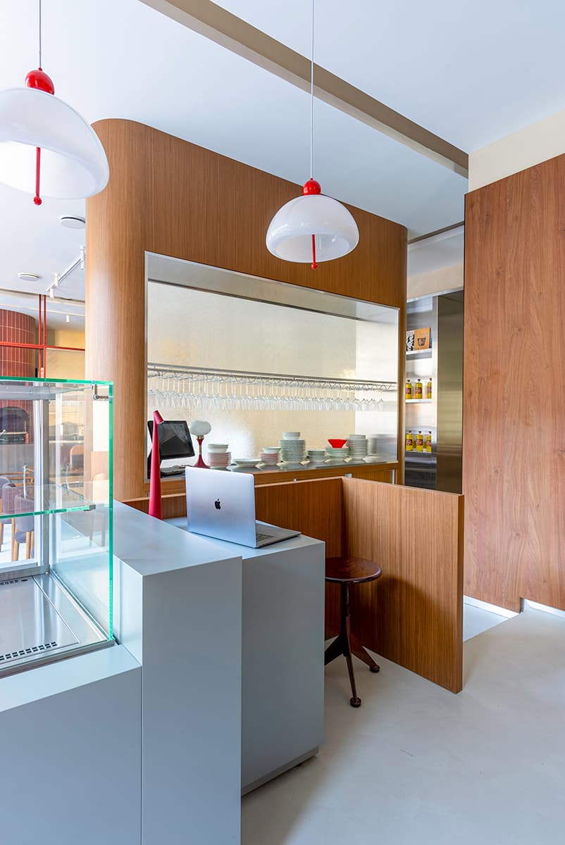 Гармония и контраст фактур в обволакивающем интерьере ресторана итальянской кухни — проект Александры Бурмистровой