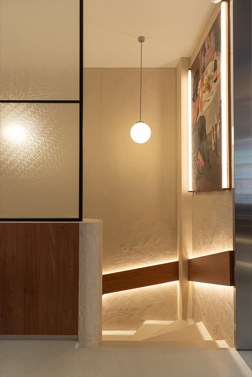 Гармония и контраст фактур в обволакивающем интерьере ресторана итальянской кухни — проект Александры Бурмистровой