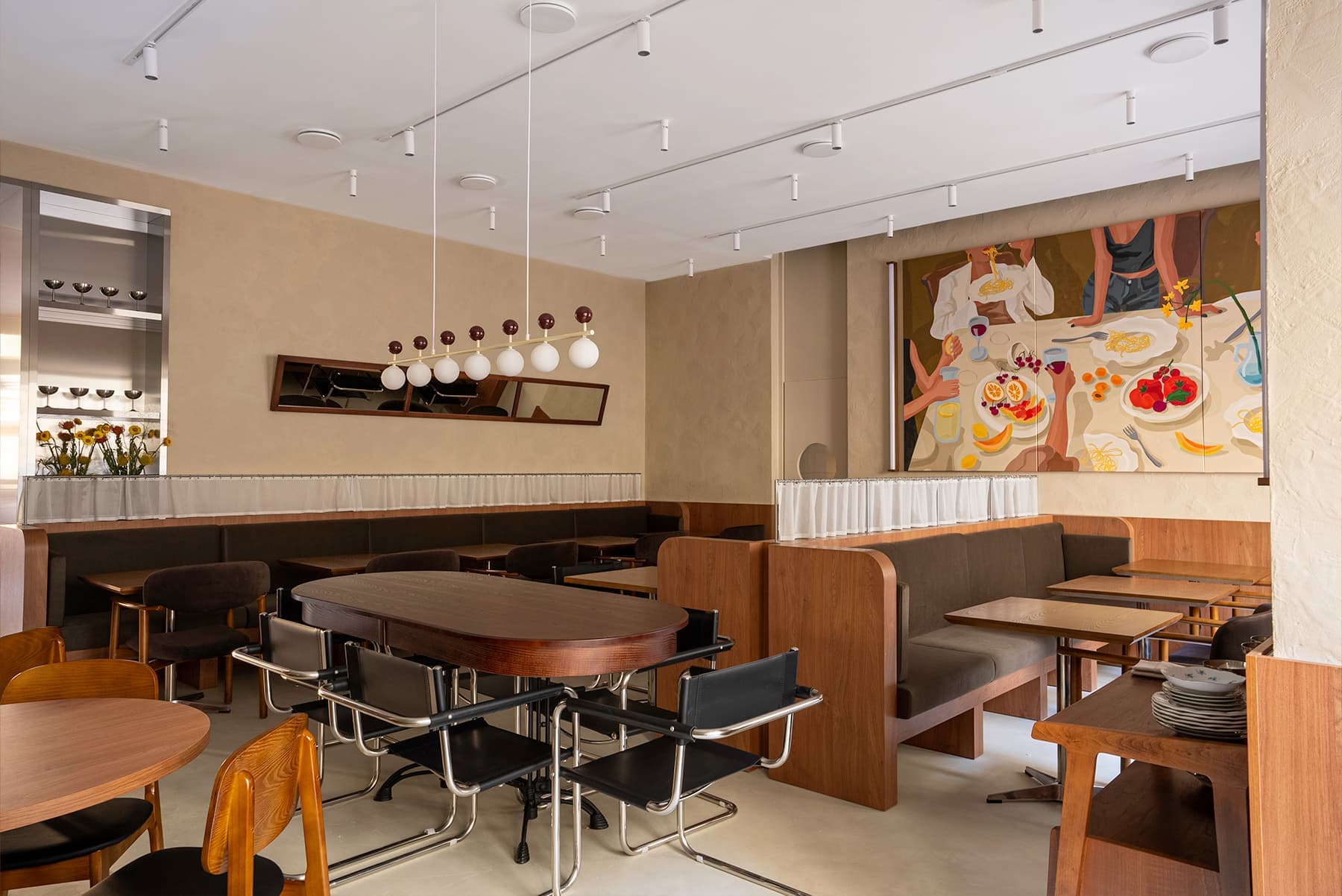 Гармония и контраст фактур в обволакивающем интерьере ресторана итальянской кухни — проект Александры Бурмистровой