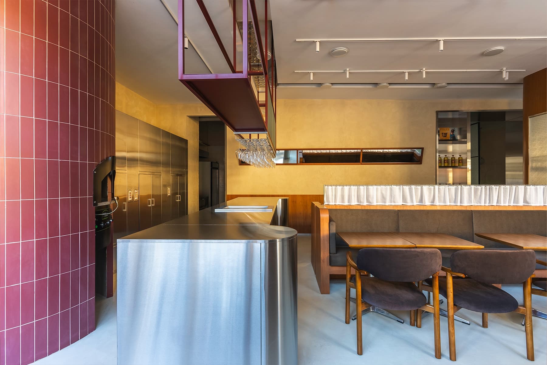 Гармония и контраст фактур в обволакивающем интерьере ресторана итальянской кухни — проект Александры Бурмистровой