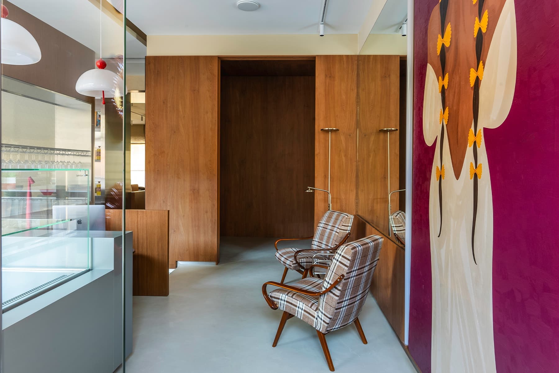 Гармония и контраст фактур в обволакивающем интерьере ресторана итальянской кухни — проект Александры Бурмистровой