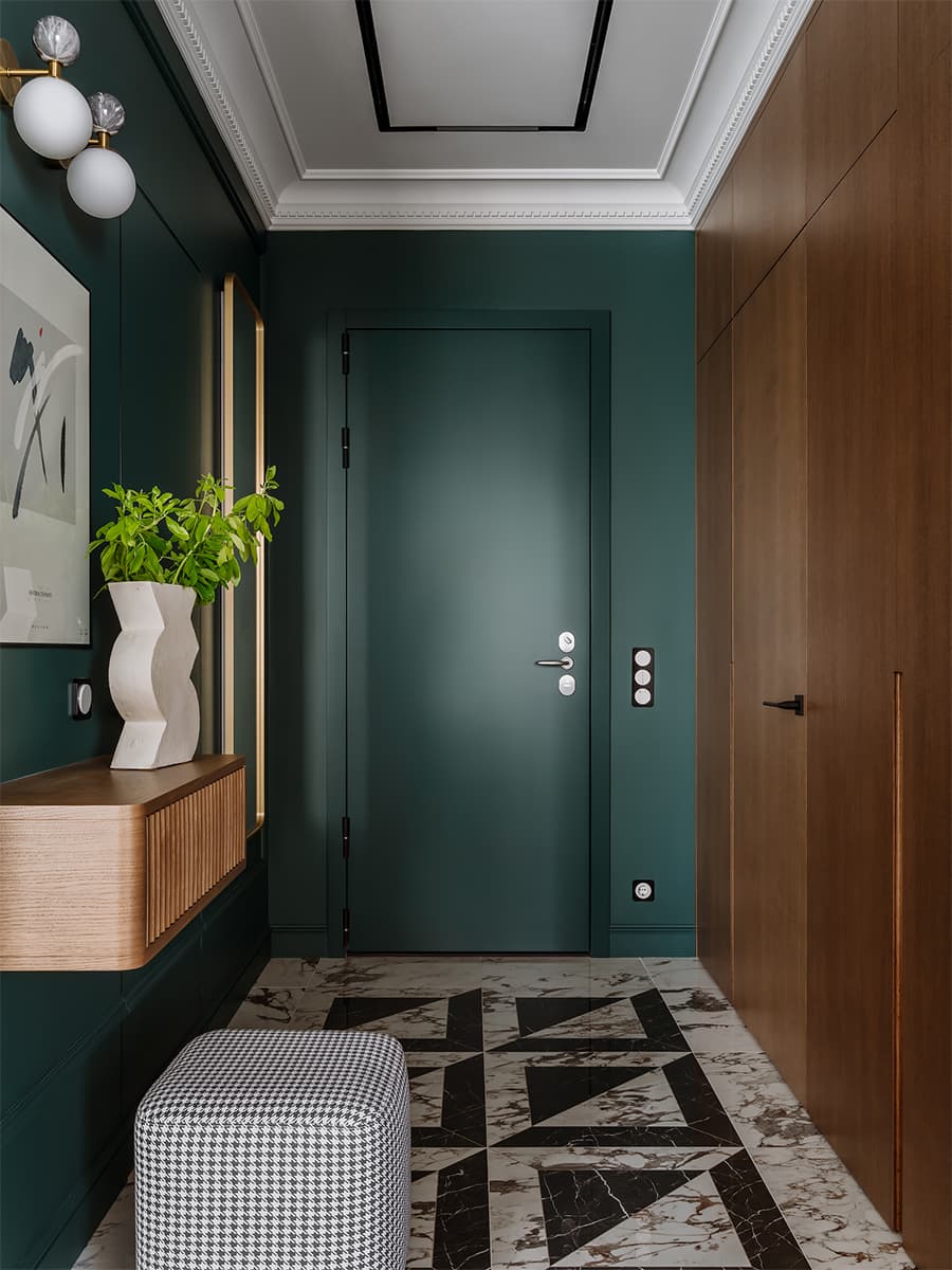 Акцентная прихожая и нарядные молдинги в интерьере квартиры для девушки-студентки — проект Андрея Некрасова