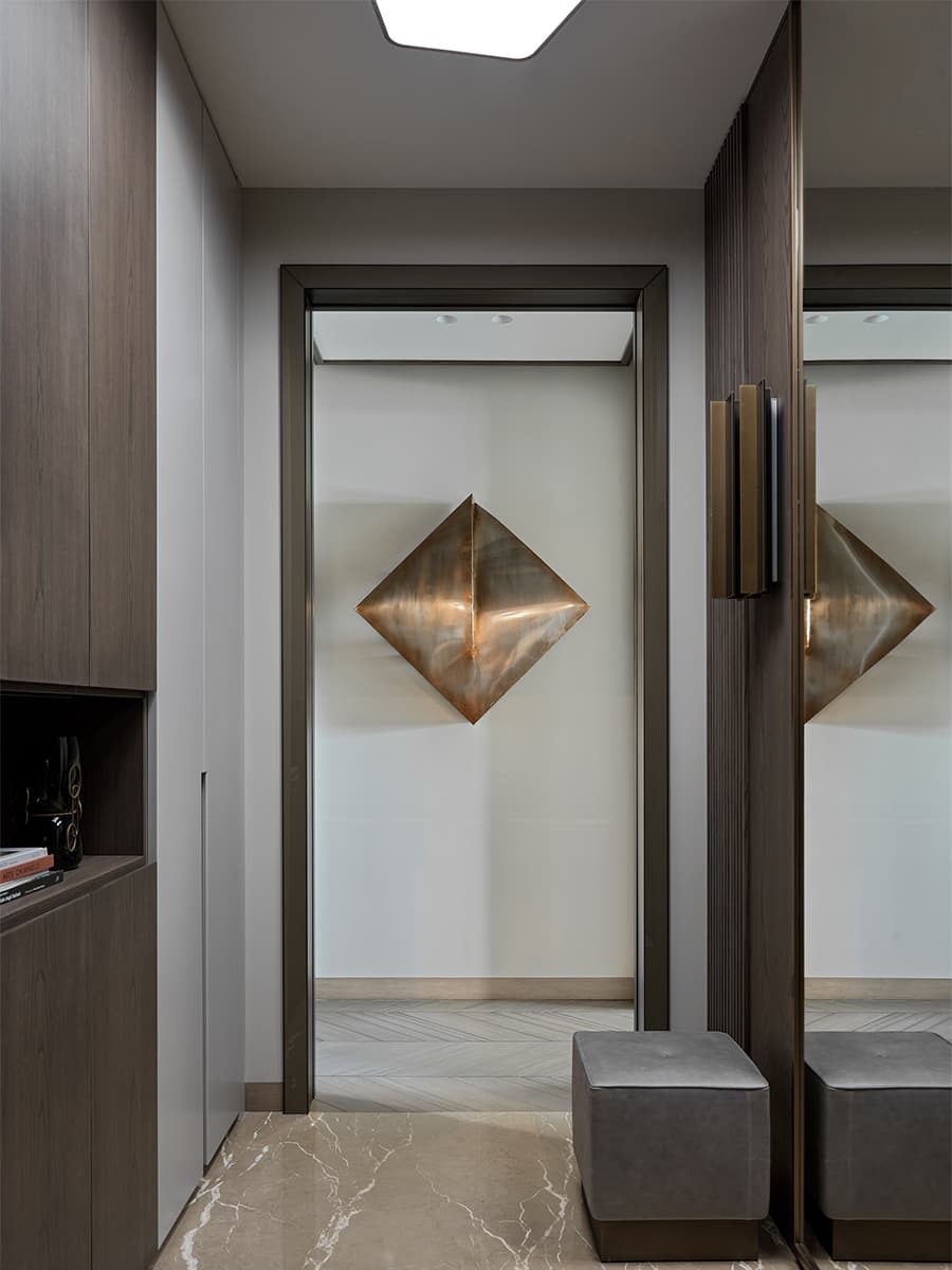 Элегантная геометрия, латунь и итальянская мебель в интерьере квартиры на Пресне — проект Studio 25