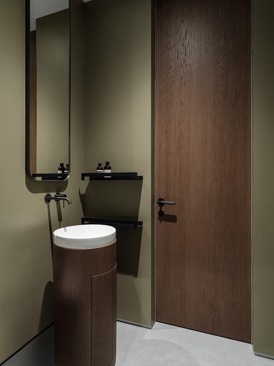 Современное искусство среди природных оттенков в интерьере для молодого человека — проект Ани Саркисян и Анастасии Фоминой