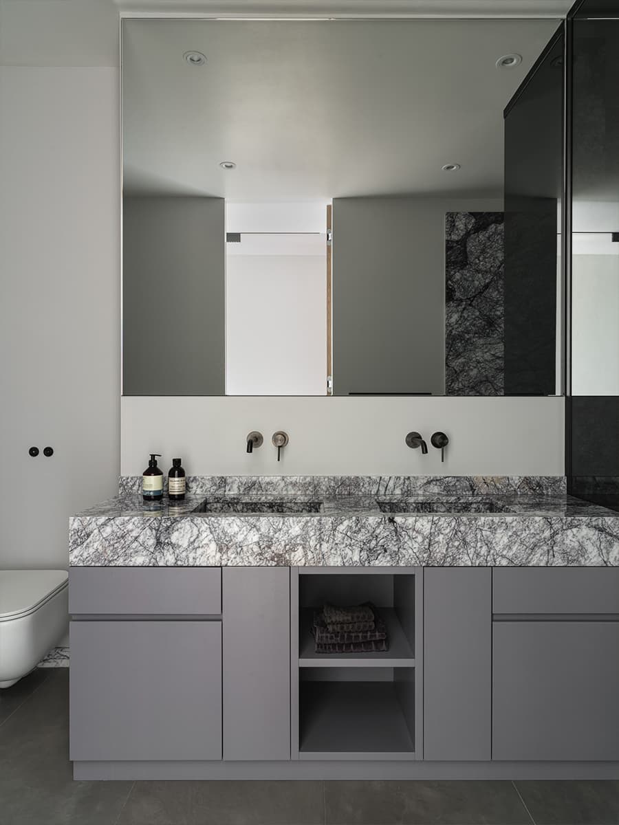 Современное искусство среди природных оттенков в интерьере для молодого человека — проект Ани Саркисян и Анастасии Фоминой