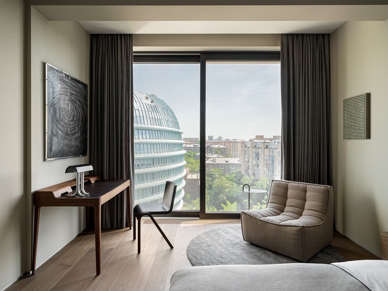 Современное искусство среди природных оттенков в интерьере для молодого человека — проект Ани Саркисян и Анастасии Фоминой