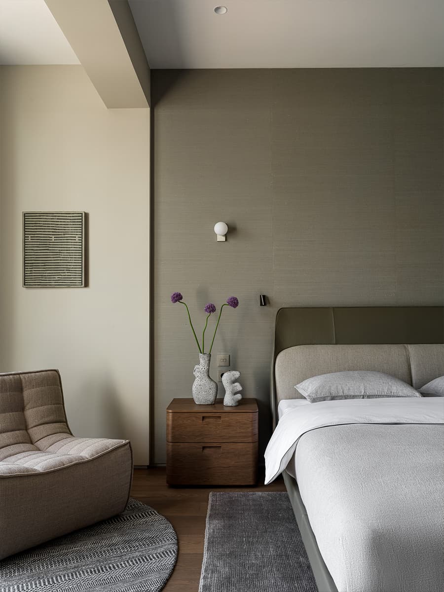 Современное искусство среди природных оттенков в интерьере для молодого человека — проект Ани Саркисян и Анастасии Фоминой