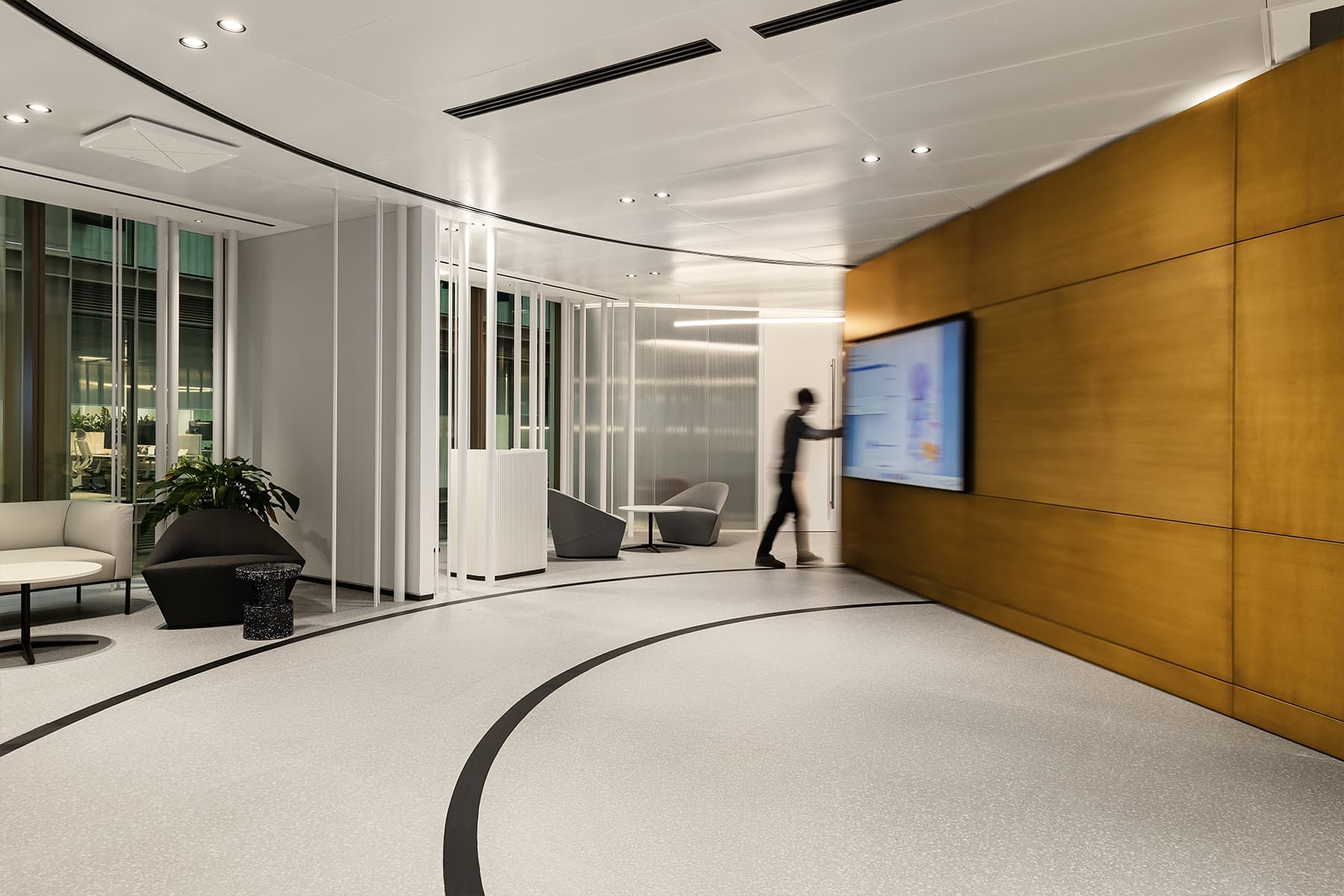 Золотой «лепесток» и брутальность индустриальных деталей в интерьере офиса в Дубае — проект бюро T+T Architects