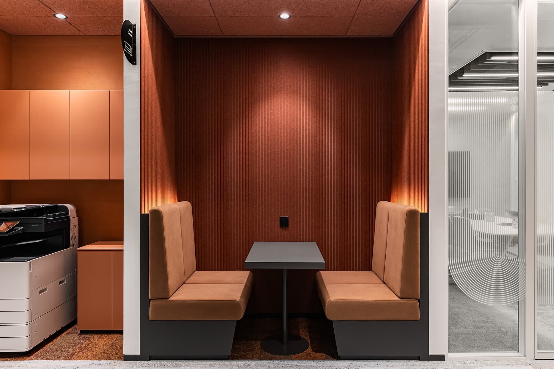 Золотой «лепесток» и брутальность индустриальных деталей в интерьере офиса в Дубае — проект бюро T+T Architects