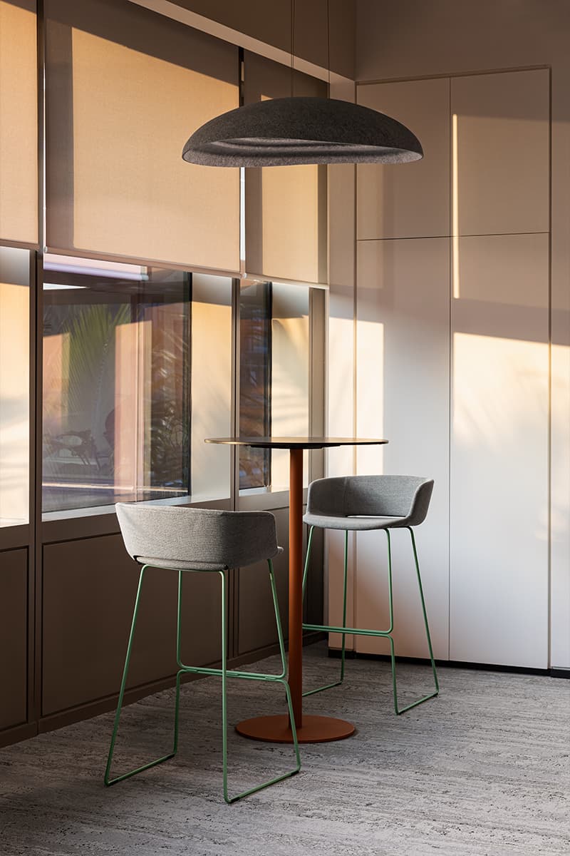 Золотой «лепесток» и брутальность индустриальных деталей в интерьере офиса в Дубае — проект бюро T+T Architects