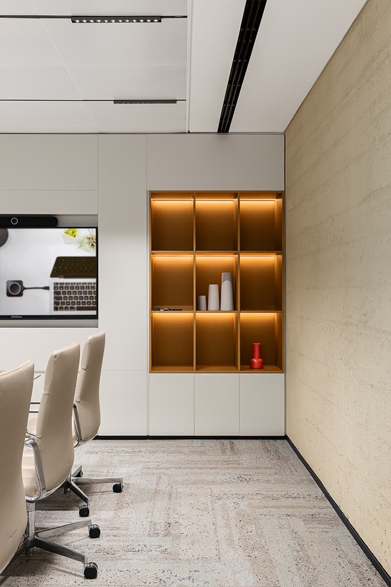 Золотой «лепесток» и брутальность индустриальных деталей в интерьере офиса в Дубае — проект бюро T+T Architects