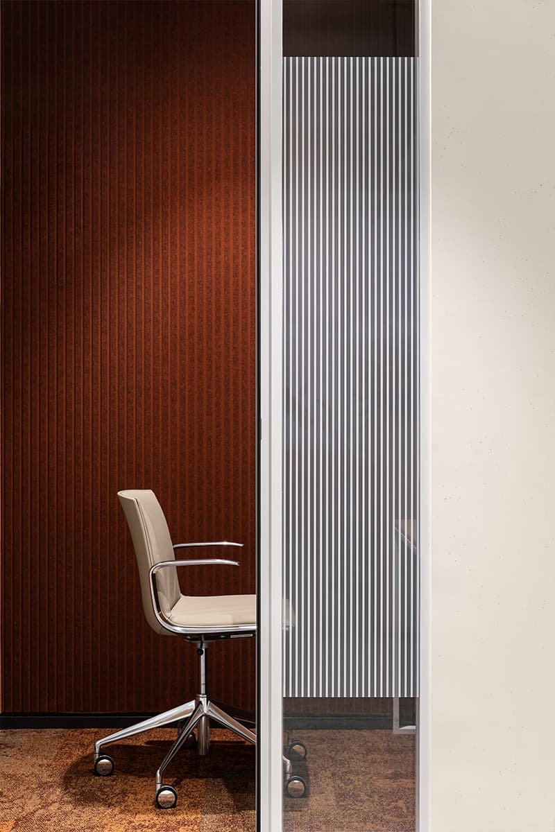 Золотой «лепесток» и брутальность индустриальных деталей в интерьере офиса в Дубае — проект бюро T+T Architects