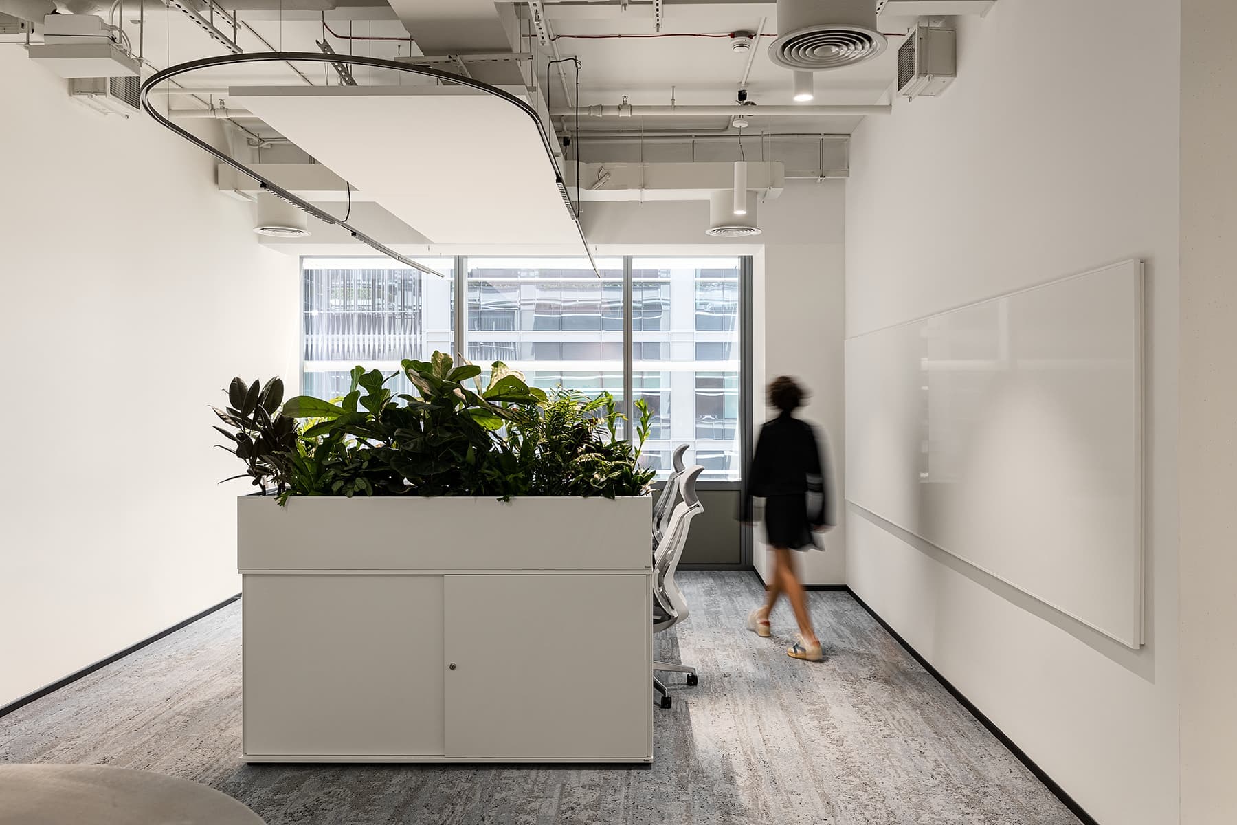 Золотой «лепесток» и брутальность индустриальных деталей в интерьере офиса в Дубае — проект бюро T+T Architects