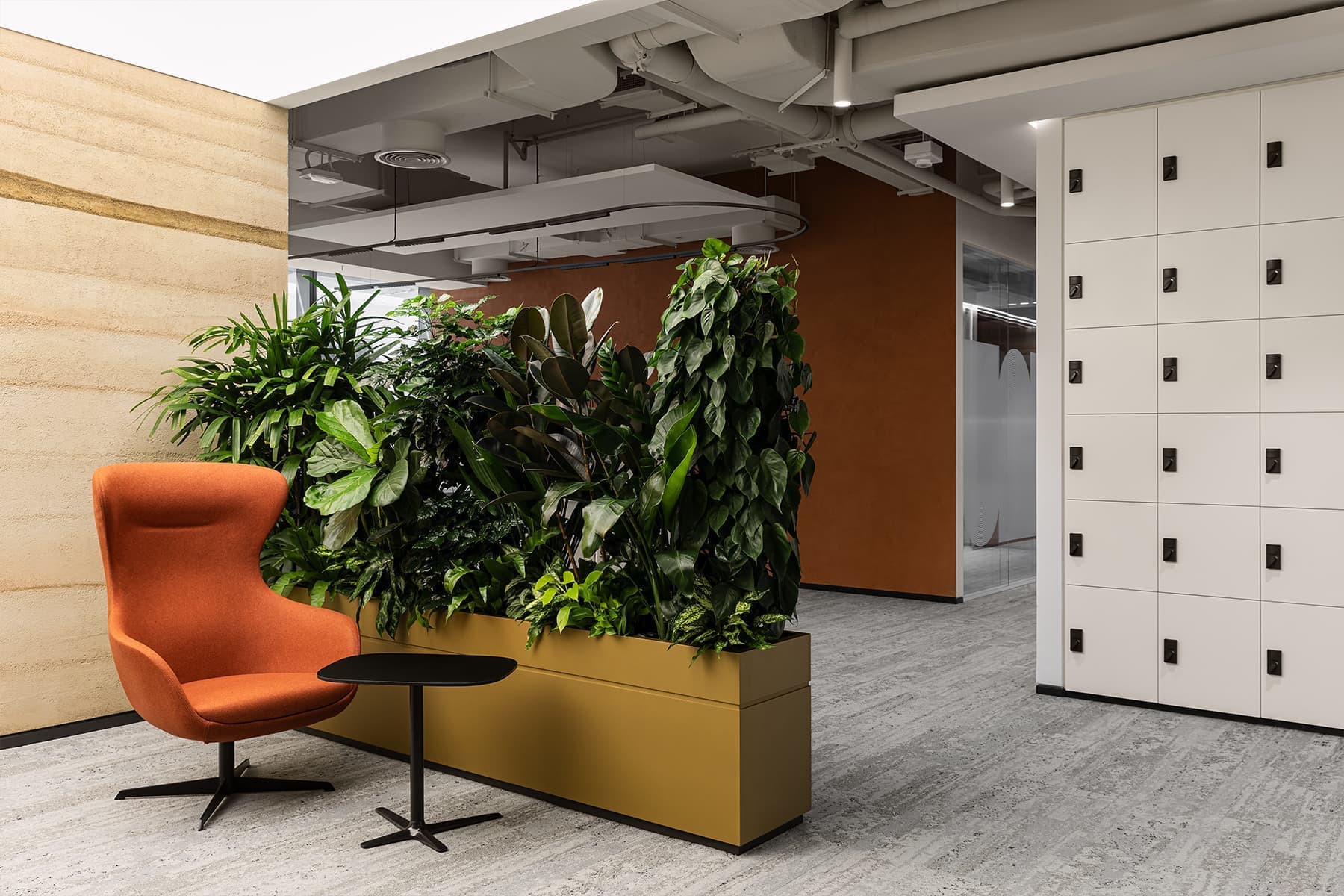 Золотой «лепесток» и брутальность индустриальных деталей в интерьере офиса в Дубае — проект бюро T+T Architects