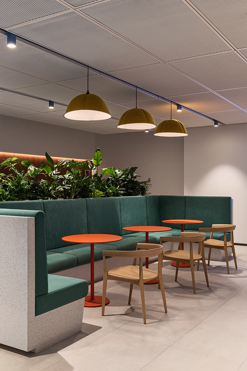 Золотой «лепесток» и брутальность индустриальных деталей в интерьере офиса в Дубае — проект бюро T+T Architects