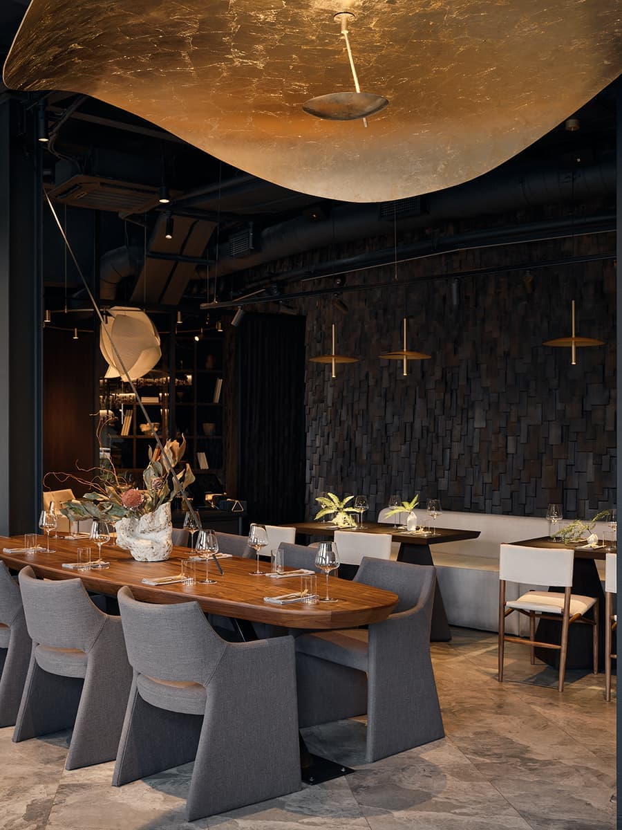 Крупные золотистые светильники ручной работы в интерьере петербургского ресторана — проект finoarte design bureau