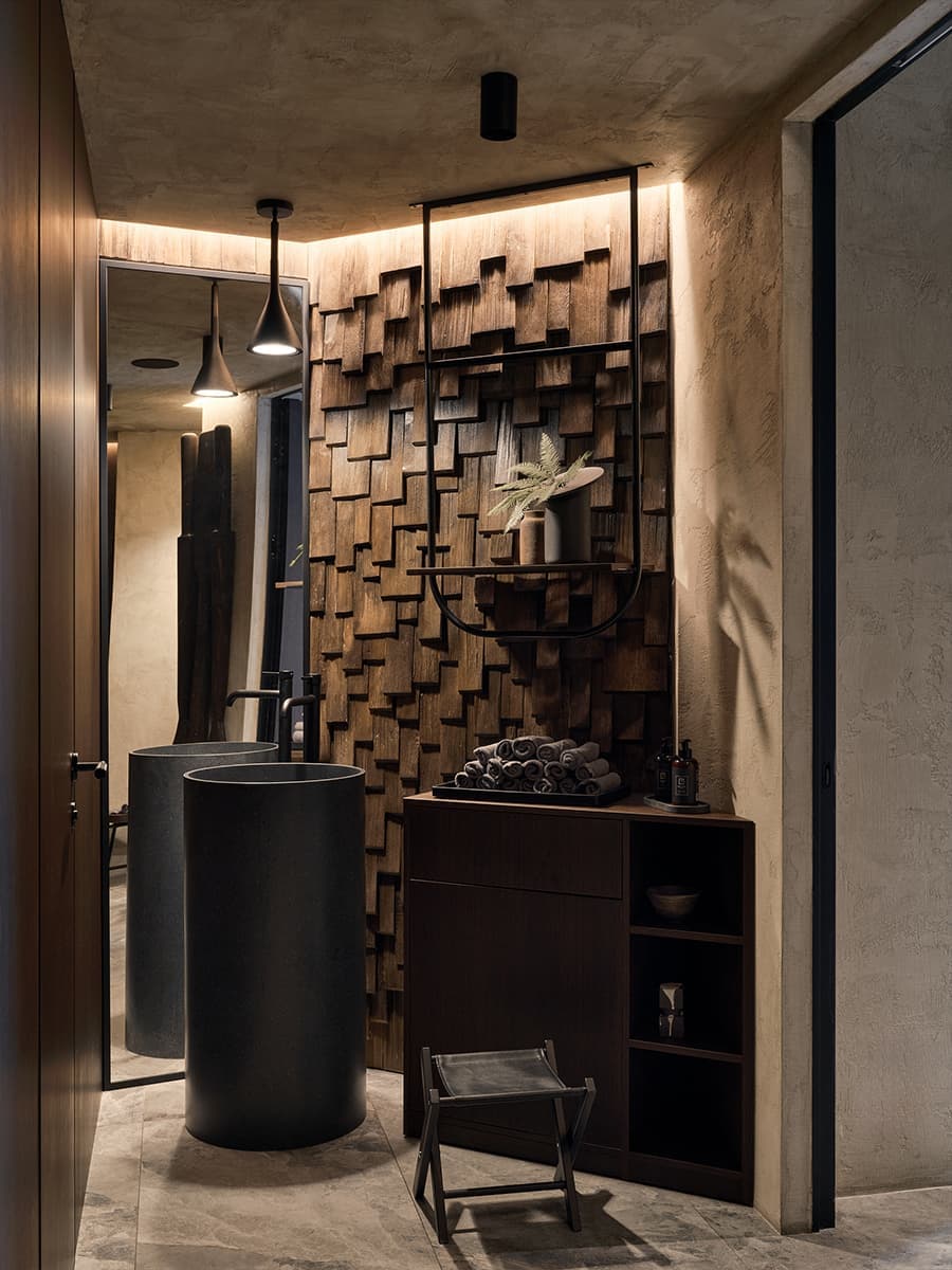 Крупные золотистые светильники ручной работы в интерьере петербургского ресторана — проект finoarte design bureau