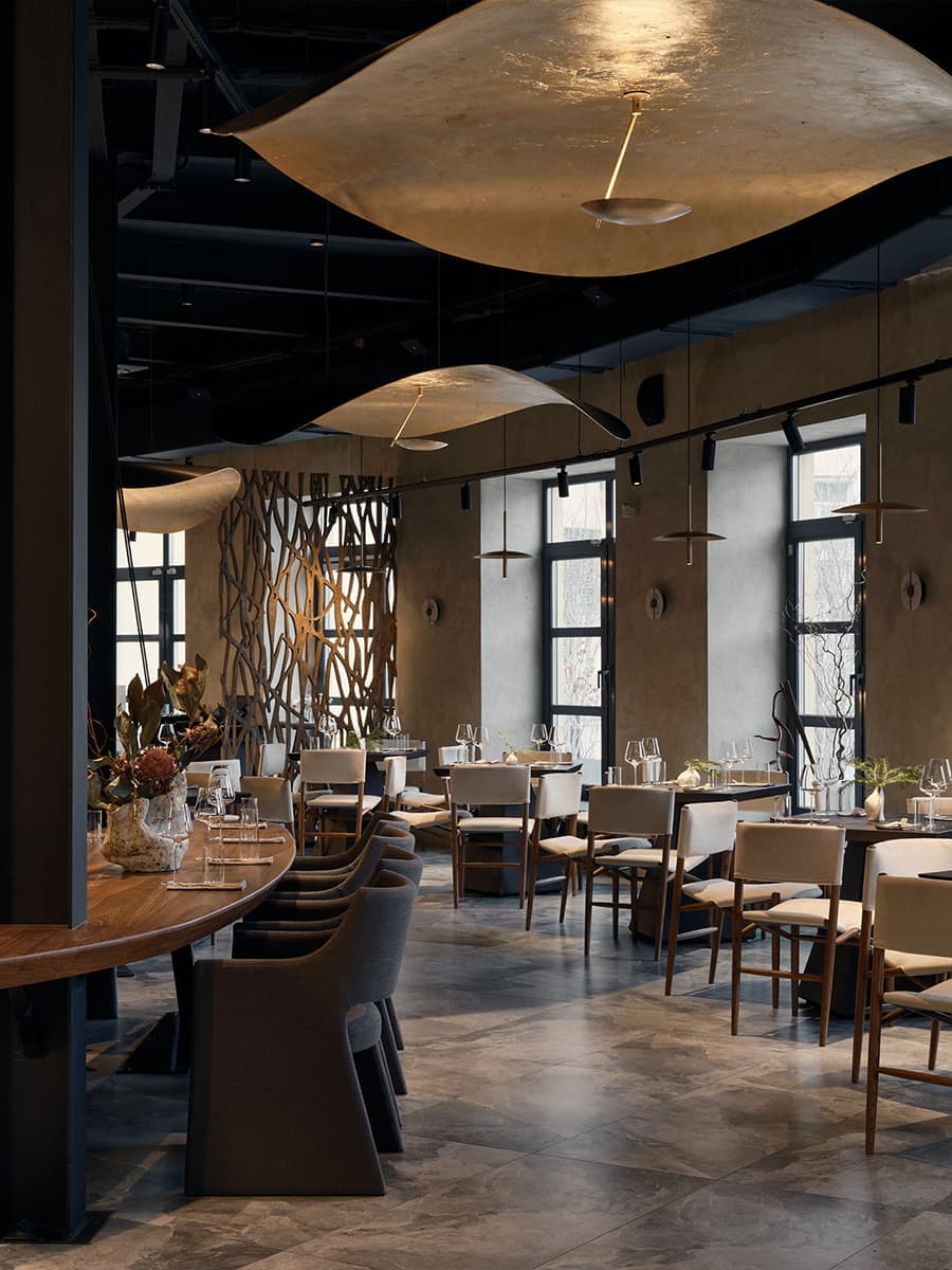 Крупные золотистые светильники ручной работы в интерьере петербургского ресторана — проект finoarte design bureau