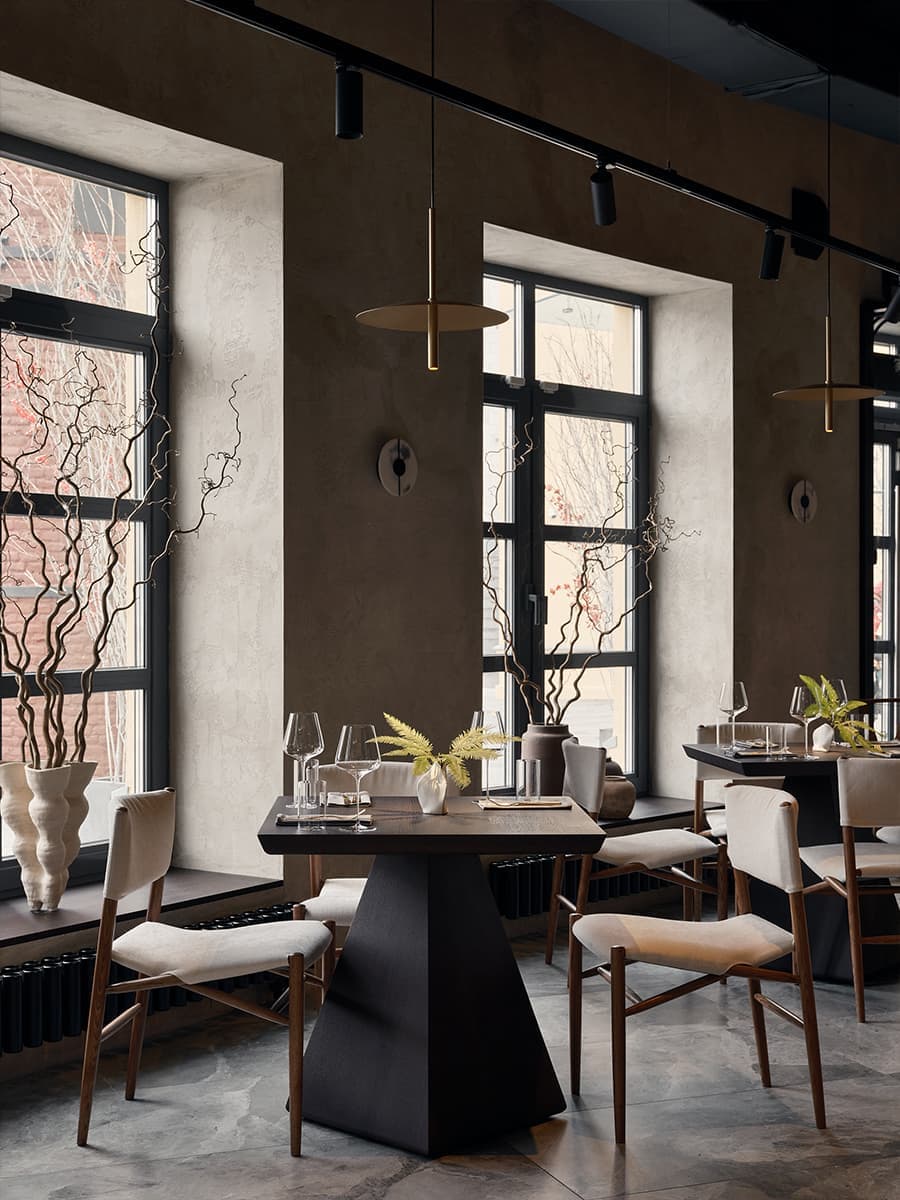 Крупные золотистые светильники ручной работы в интерьере петербургского ресторана — проект finoarte design bureau