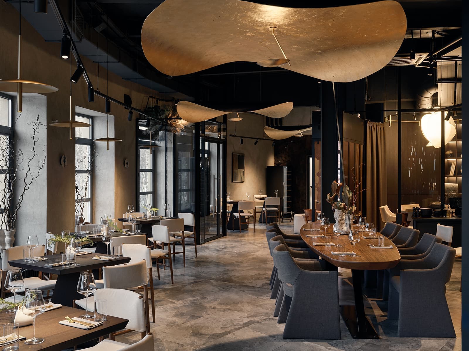 Крупные золотистые светильники ручной работы в интерьере петербургского ресторана — проект finoarte design bureau